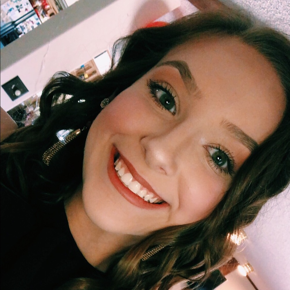 Meet your Posher, Larissa